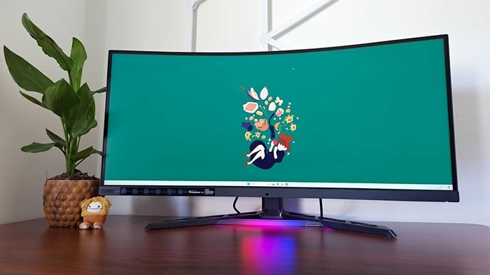 Lenovo Legion Y34wz-30 đặt trên bàn với hình nền Kiki's Delivery Service trên màn hình