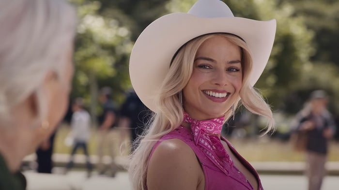 Margot Robbie vai Barbie trong Barbie (2023)