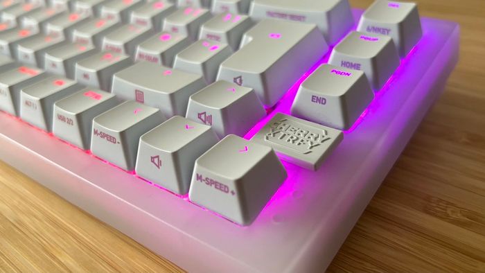 Chụp gần logo ghim và thiết kế keycap của bàn phím chơi game Cherry XTRFY K5V2