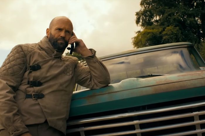 Ngoài hai tên tuổi lớn như đạo diễn David Ayer và Jason Statham, phim còn có sự tham gia của diễn viên nổi tiếng Josh Hutcherson