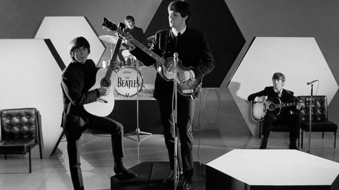 The Beatles biểu diễn trên sân khấu trong A Hard Day's Night