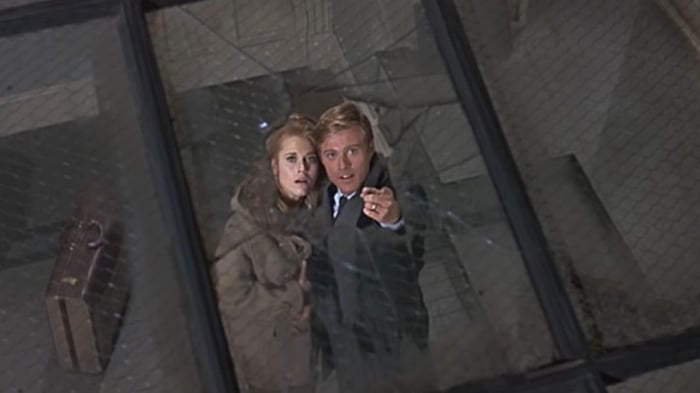 Robert Redford và Jane Fonda nhìn lên một lỗ trong trần nhà của họ trong Chân Trần Trên Công Viên