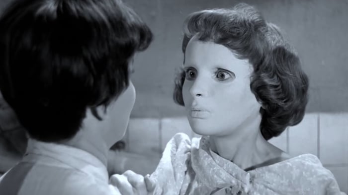 Con gái của một bác sĩ bị kinh hoàng bởi khuôn mặt che kín trong Eyes Without a Face