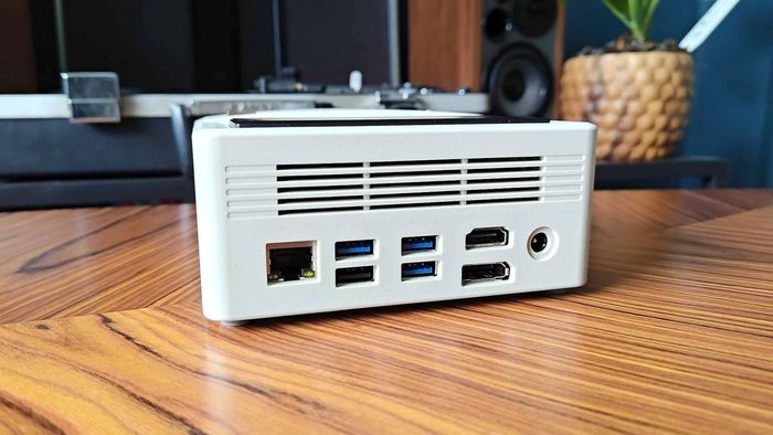 Các cổng IO của Ayaneo Mini PC AM01 ở phía sau