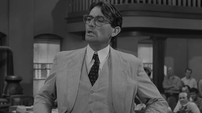 Atticus Finch bảo vệ khách hàng của mình trong tòa án trong bộ phim Giết Con Én