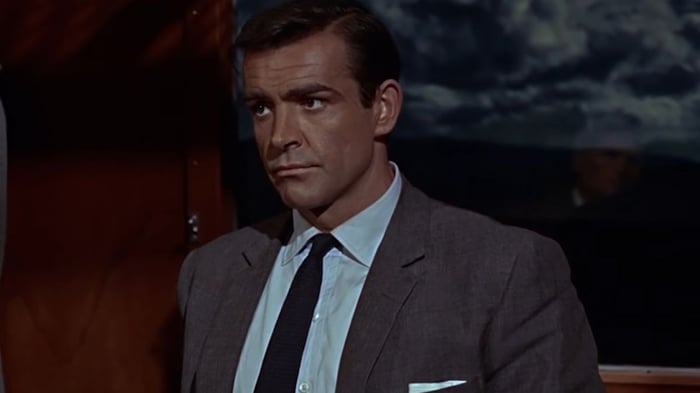 James Bond ngồi trên một chuyến tàu trong Từ Nga với Tình Yêu