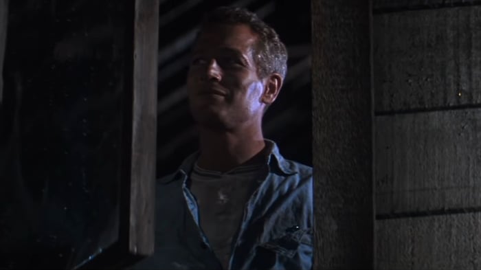 Paul Newman cười toe toét trong Tay Súng Lạnh Lùng