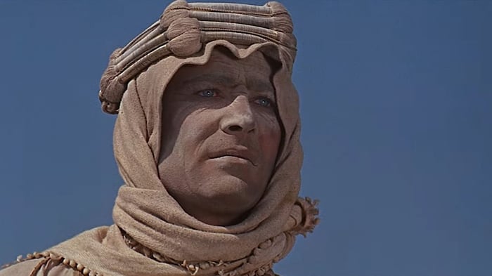 Peter O'Toole đội mũ turban sa mạc trong Lawrence of Arabia