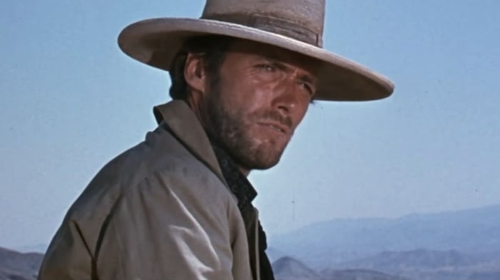 Clint Eastwood với biểu cảm đặc trưng của mình trong Người Tốt, Kẻ Xấu và Kẻ Khờ