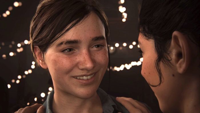 Ellie mỉm cười trong The Last of Us Part 2.