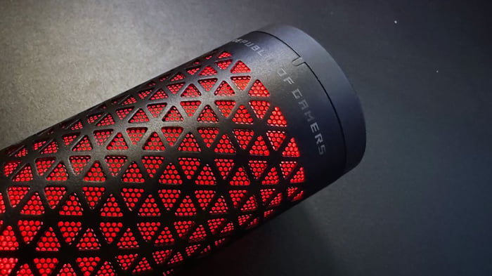 Hình ảnh đánh giá Microphone Asus ROG Carnyx hiển thị đèn tắt màu đỏ