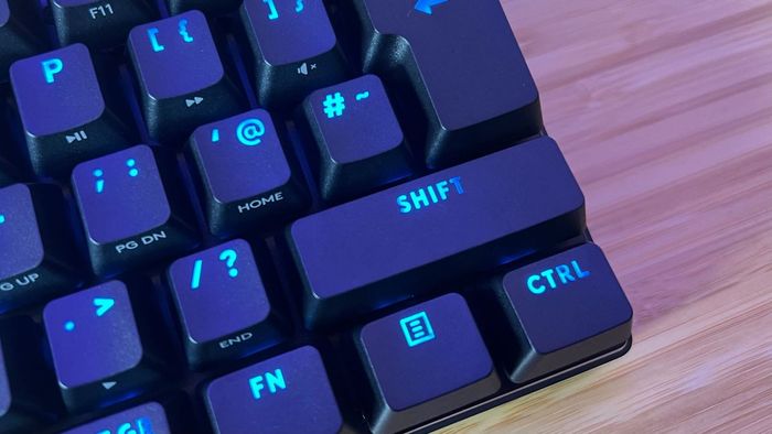 Gần cảm ứng phím Shift trên Logitech G Pro X 60 hiển thị ánh sáng RGB không đồng đều