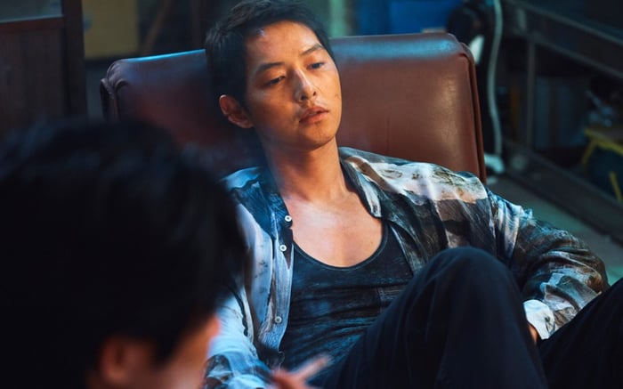 Với vai diễn mới, Song Joong Ki để lại ấn tượng mạnh mẽ với sự phong trần và góc cạnh.