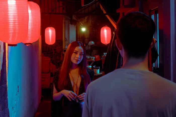 Mặc dù sử dụng tông màu lạnh, Người Mặt Trời vẫn có phần lòe lẹt