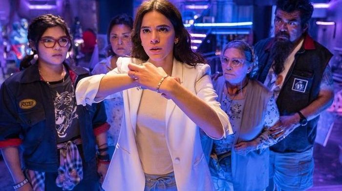 Bruna Marquezine (giữa) đã thử vai cho Supergirl trước đây.