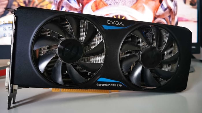 Thẻ đồ họa EVGA GTX 970 trên bàn làm việc màu trắng