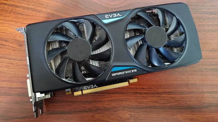 EVGA GTX 970 đang đặt trên bàn là hoa văn gỗ