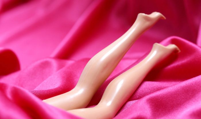 Đôi Chân Barbie Thường Có Dáng Nhọn Cao Để Tiện Mang Cao Gót