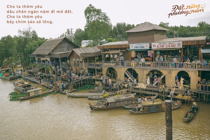 Biển hiệu của các cửa tiệm trong phim được vẽ tay để tạo nên không khí cổ điển.