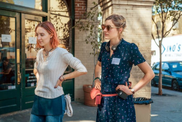 Greta Gerwig trên phim trường Lady Bird với Saiorse Ronan | Ảnh: Rolling Stone