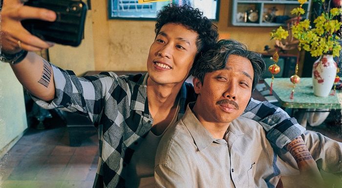 Bố Già tập trung vào mối quan hệ cha con giữa Ba Sang và cậu Quắn