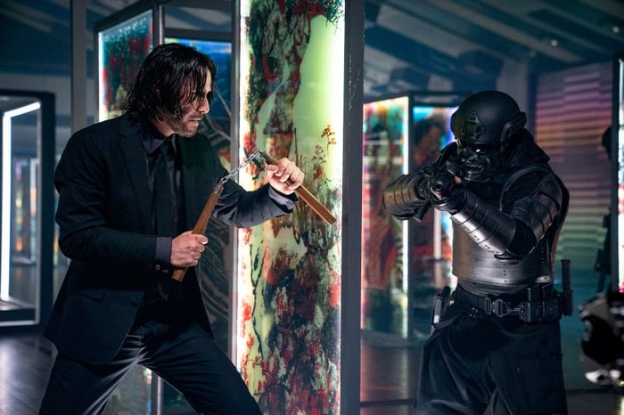 Màu sắc trong các cảnh hành động của John Wick 4 thay đổi liên tục, mỗi màu là một bước chân và một mạng người.