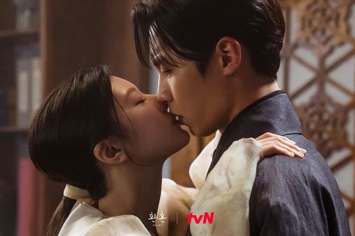 Yoon Jung và Jae Wook thể hiện mối tương tác ngọt ngào trong mỗi cảnh quay