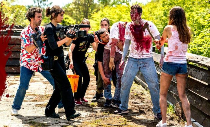 Không phải là một bộ phim kinh dị về zombies, Cú Máy Cười Vỡ Bụng là bộ phim hài nói về quá trình hoạt động của những người làm phim