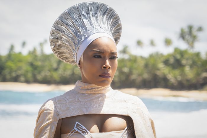 Ramonda (Angela Bassett) - nữ hoàng của Wakanda sau khi T'challa (Chadwick Boseman) qua đời