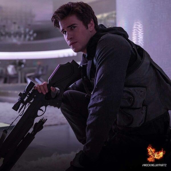 Liam Hemsworth trở thành một hiện tượng sau khi tham gia bắn cung trong The Hunger Games