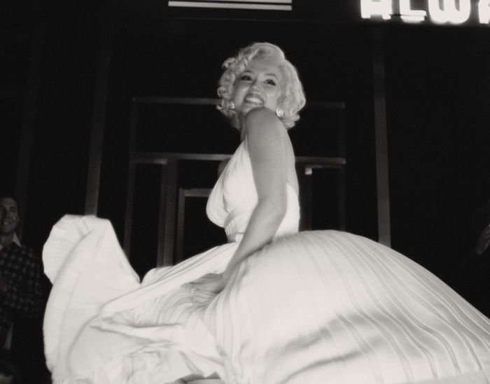 Blonde khám phá một khía cạnh mới của cuộc đời Marilyn Monroe.