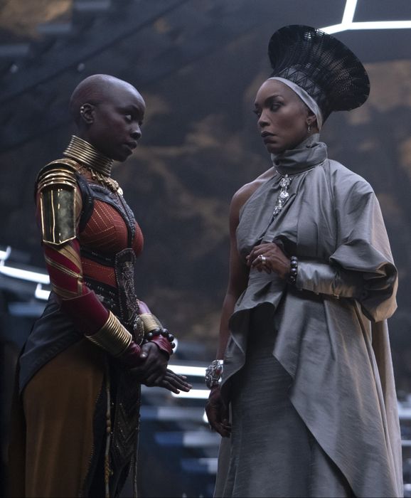 Okoye (Danai Gurira) và Ramonda (Angela Bassett) trong một cảnh Wakanda Forever