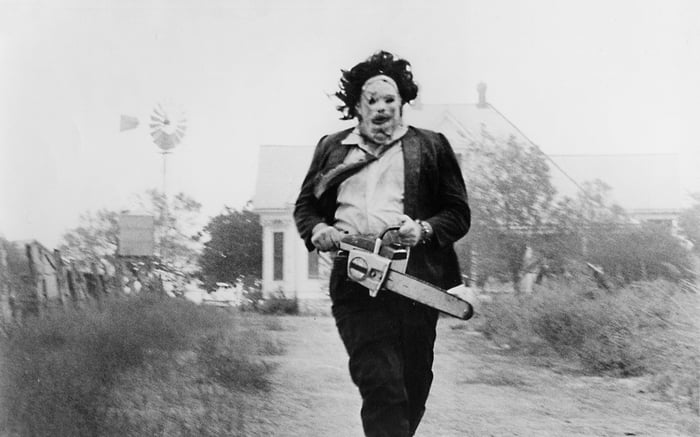 Hình ảnh của kẻ sát nhân cưa máy Leatherface trong bộ phim The Texas Chainsaw Massacre (1974)