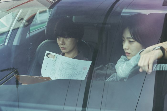 Bae Doona và Lee Joo Young vào vai những cảnh sát lặng lẽ theo dõi những kẻ môi giới.