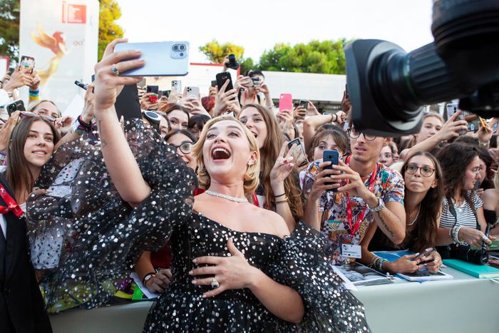 Florence Pugh tỏa sáng trong chiếc váy dạ hội khoe vai của Valentino