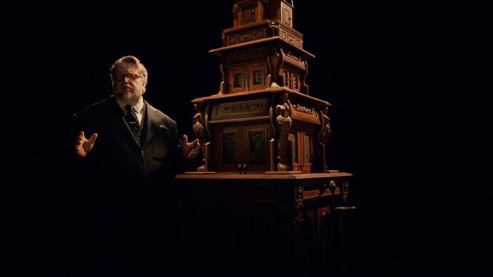 Gillermo del Toro đóng vai trò người dẫn chuyện trong series Cabinet of Curiosities