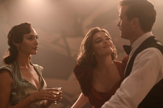 Linnet Ridgeway (Gal Gadot), Jacqueline de Bellefort (Emma Mackey), Simon Doyle (Armie Hammer)