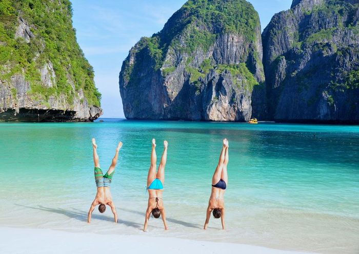 Maya Bay là điểm đến tuyệt vời với bãi biển trong xanh và cát trắng mịn màng.