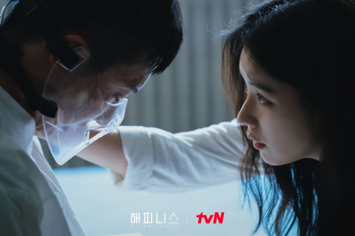 Zombie trong Happiness có khả năng trở lại thành con người với ý thức | Ảnh: tvN