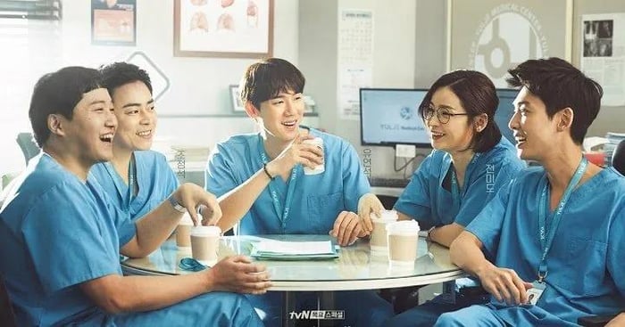 Hospital Playlist là một bộ phim của đạo diễn Shin PD mà bạn nên xem ít nhất một lần trong đời.