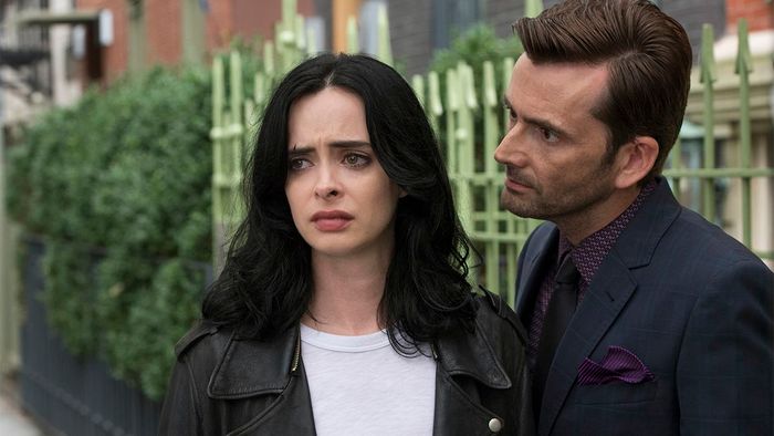 Krysten Ritter và David Tennant trong Jessica Jones.