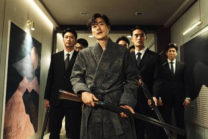 Kim Kang Woo đầy quyền lực, mang dáng vẻ của một bậc thầy