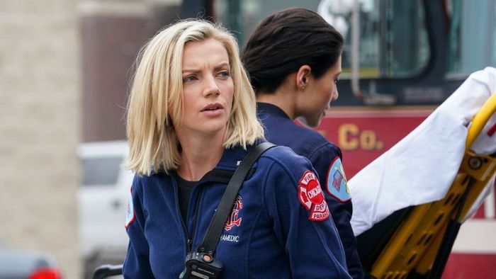 Bìa của Kara Killmer giải thích việc Sylvie Brett rời bỏ trong Mùa 12 của Chicago Fire