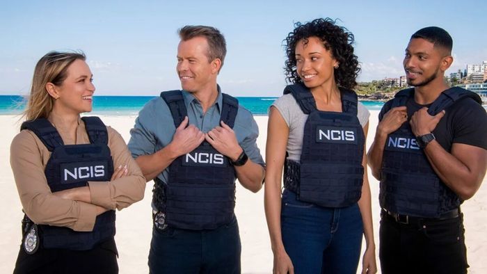 Paramount+ Gia Hạn NCIS: Sydney Cho Một Mùa Tiếp Theo: Đây Là Những Gì Chúng Ta Đã Biết Cho Đến Bây Giờ bìa