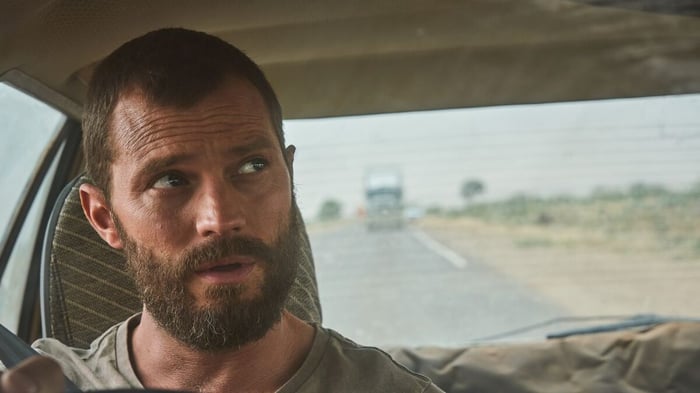 Bộ phim 'The Tourist' của Jamie Dornan Sống Sót sau khi Bị Hủy Bỏ và Trở Thành Một Hiện Tượng trên Netflix Bìa