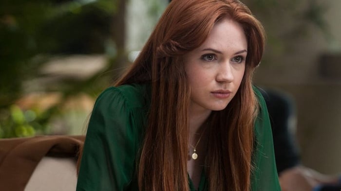 Karen Gillan Kết Thúc Quay Phim Cho Bìa The Life of Chuck của Mike Flanagan