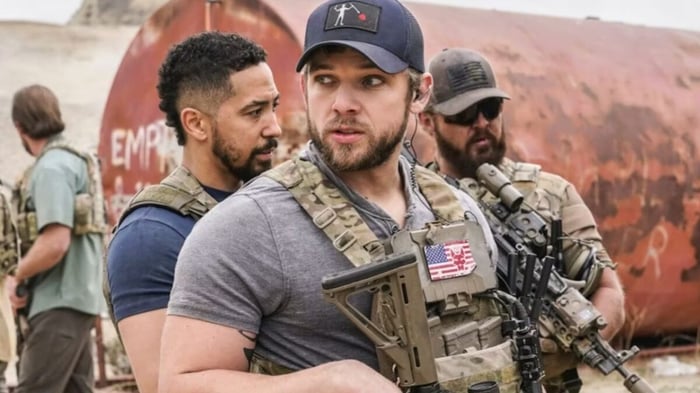 Điều gì xảy ra với Clay Spencer trong SEAL Team? Bìa về Giải thích Số Phận của Clay