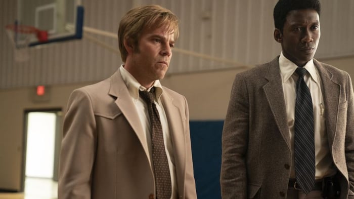 Điều gì xảy ra trong True Detective? Diễn biến thời gian ra sao?