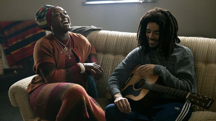 Lashana Lynch và Kingsley Ben-Adir trong Bob Marley: One Love (2024)