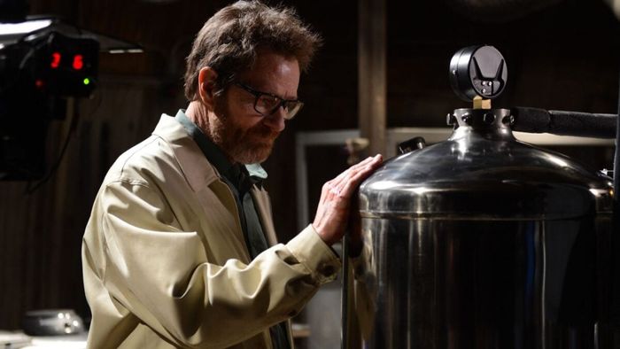 Vince Gilligan Nhìn Lại Mở Đầu Lạnh Lùng của Breaking Bad Mùa 5 Như là Một 'Ý Tưởng Ngớ Ngẩn' Bìa Sách